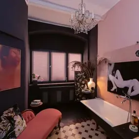 Stilvolles Badezimmer mit freistehender Badewanne, Kronleuchter und moderner Kunst.