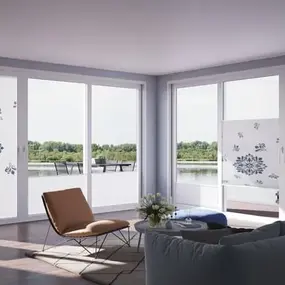Modernes Wohnzimmer mit großen Fensterfronten, Blick aufs Wasser und Plissees mit Muster.