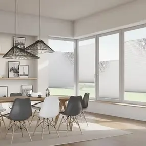 Moderner Essbereich mit Holztisch, Designstühlen und großen Fenstern mit Plissees.