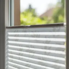 Plissee am Fenster schützt vor Sonne und sorgt für angenehmen Sichtschutz im Raum.