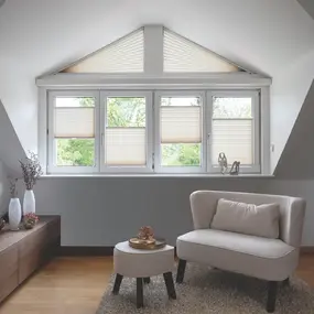 Modernes Wohnzimmer mit Dachfenster, Plissees, heller Einrichtung und Holzfußboden.
