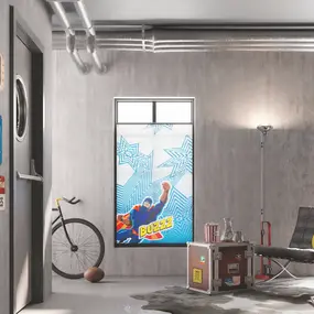 Modernes Jugendzimmer mit Basketball-Deko, Industrielook und Comic-Rollo am Fenster.