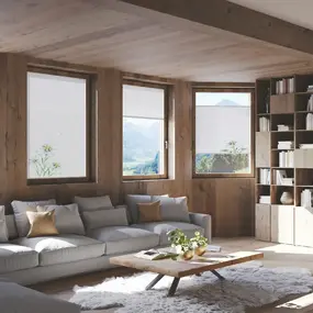 Modernes Wohnzimmer mit Panoramafenstern, Holzdekor, Kamin und gemütlicher Sofalandschaft.