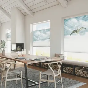 Helles Wohnzimmer mit skandinavischer Einrichtung und Plissees mit Möwenmotiv vor den Fenstern.