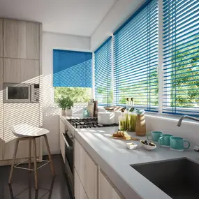 Moderne helle Küche mit großen Fenstern, blauen Jalousien und stilvoller Kücheneinrichtung.