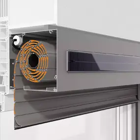 Querschnitt eines modernen Rollladens mit integriertem Solarpanel und elektrischer Steuerung.